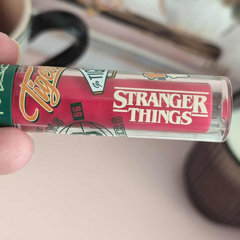 ✨Host Pick!✨ MAC Stranger Things Excellent Erica Lipglass - Picture 6 of 8